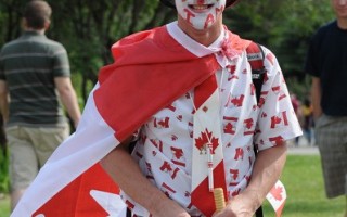 组图﹕卡尔加里欢庆加拿大日(一)﹕红白二色巧装扮