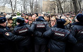 组图：俄反对派涅姆佐夫葬礼 民众悼念络绎不绝