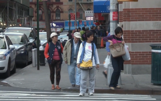 纽约交通局呼吁市民  关注老人出行安全