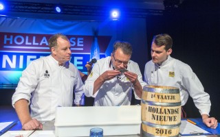 荷蘭2016年第一桶鯡魚身價9萬歐元