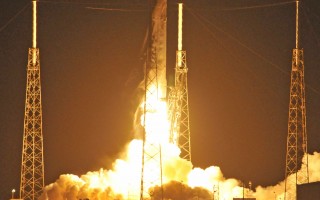SpaceX猎鹰9号火箭升空 陆上回收二度成功