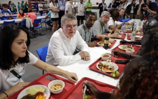 世界名廚將里約奧運村多餘食物變成窮人佳餚