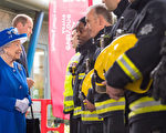 组图：伦敦大火30死76失踪 女王携威廉访灾民