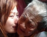 98歲奶奶無法自理 孫女哭吻：讓我做妳的手和腳