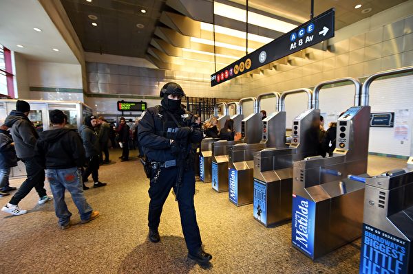 根据统计，2016年在纽约有近万人因逃票被捕。图为2016年3月22 日发生恐怖攻击事件后，警察在地铁站加强巡逻。（JEWEL SAMAD /Getty Images)