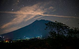 印尼巴厘岛火山恐爆发 12万人撤离 多国预警