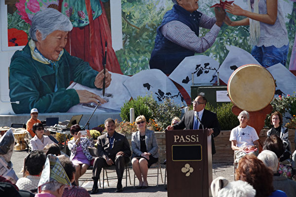 費城市議員David Oh參加PASSi壁畫揭幕剪綵慶祝，他再次提及呼籲費城廢除對中餐外賣的歧視法案（肖捷/大紀元）