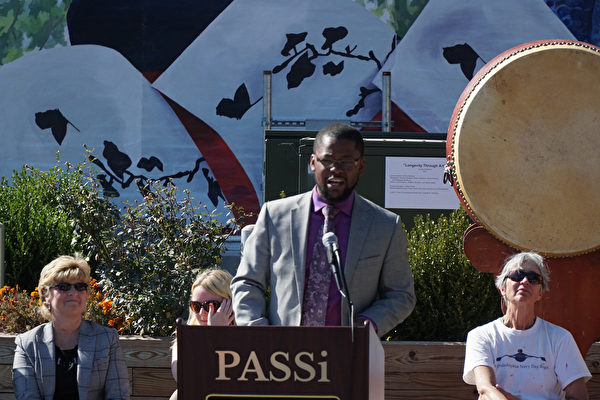 費城市議員Cherelle Parker的研究和交流主任Solomon Leach代表參加PASSi壁畫揭幕剪綵慶祝（肖捷/大紀元）