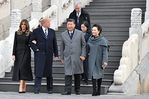 川普夫妇在习近平夫妇的陪同下参观故宫前三殿。(JIM WATSON/AFP/Getty Images)