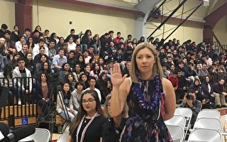 硅谷高中校长宣誓入籍      邀600师生见证