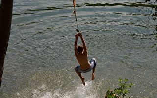 學泰山拉繩跳水真有趣 男孩才剛起步秒落水
