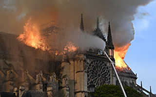 巴黎聖母院遭大火侵蝕，尖頂坍塌，大陸網友迅速想到北京故宮。