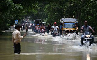 印度等南亚三国洪水 300多人遇难
