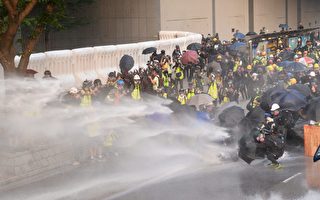 香港市民在多区遭警方及白衣人围袭