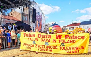 组图：波兰丰收节大游行 法轮功受欢迎