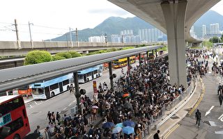香港机场和平抗议遇警驱散追捕