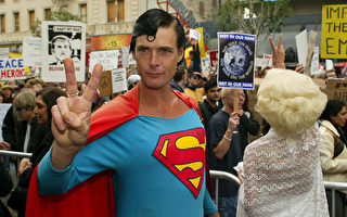 最像克里斯托弗·里夫的好萊塢超人 墮入捐衣箱身亡