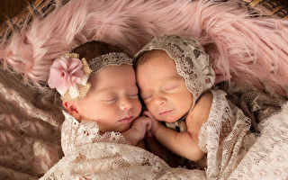 双胞胎姊妹抱紧睡觉还微笑 互相陪伴安心又幸福