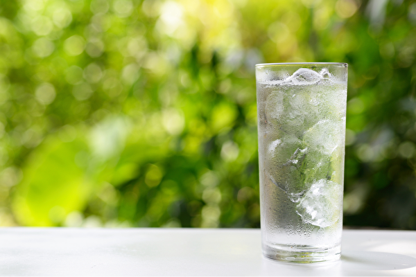 喝冰水会伤害脾胃，冰水即使去冰后，寒气仍在。(Shutterstock)