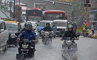 组图：印度洪水袭击 孟买街头汪洋一片