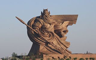 荆州巨型关公像被批违建要搬迁 网友批浪费