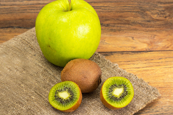 苹果和奇异果这两种平凡的水果，实则具有很好的抗癌功效。(Shutterstock)