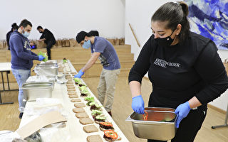 組圖：德國慈善機構為無家可歸者準備餐點