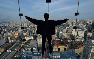 巴西大楼第42层透明观景台 让你挑战惧高症