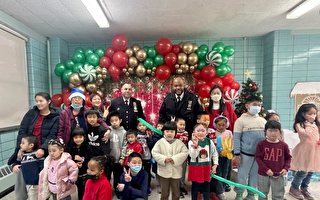 向120孩童派礼物 纽约北皇后区警员扮圣诞老人送暖