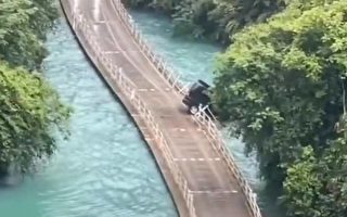 湖北景区水上浮桥发生车祸  至少5死3伤