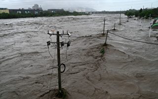 组图：北京永定河泄洪 门头沟大量汽车被冲走