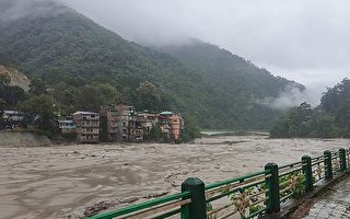印度东北部遭暴洪袭击 10死82人失踪