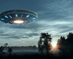 巨型UFO现身露天剧场 12目击者：凭空消失了
