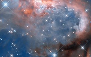 NASA拍到年轻恒星正在改造RCW 7星云