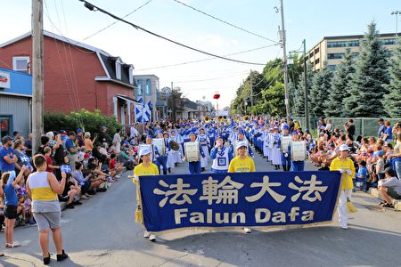 加魁北克省庆游行 民众为法轮功队伍欢呼