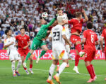 2024年6月29日，欧洲杯足球赛16强淘汰赛，东道主德国队2:0击败丹麦队，闯入1/4决赛。图为双方球员在比赛中拼抢瞬间。(Alexander Hassenstein/Getty Images)
