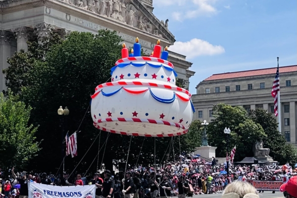 7月4日，美國首都華盛頓DC舉行獨立日盛大遊行，慶祝美國建國獨立第248周年。遊行吸引了數以萬計的民眾湧入憲法大道觀看。（李莎／大紀元）